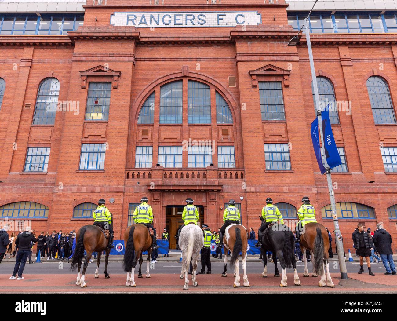 Polizeibeamte zu Pferd, im Ibrox Football Stadion, dem Heimstadion des Rangers FC, Glasgow, Schottland, Großbritannien Stockfoto