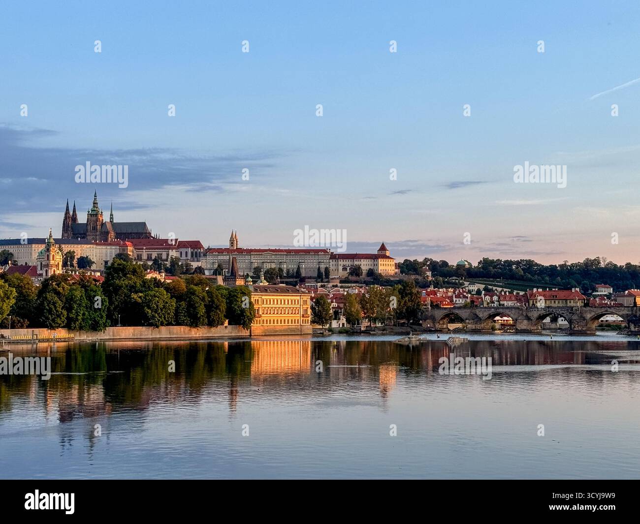 Ruhiger abendlicher Blick über die Moldau in Richtung historischer Türme und Dächer des Zentrums von Prag, Tschechische Republik. Stockfoto