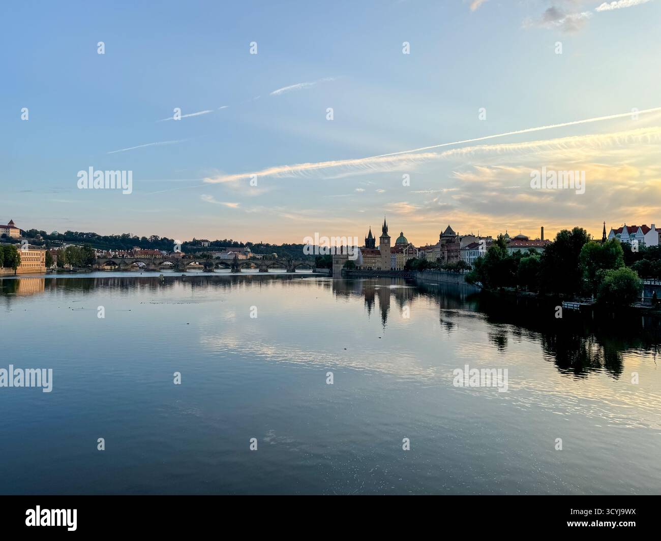 Ruhiger abendlicher Blick über die Moldau in Richtung historischer Türme und Dächer des Zentrums von Prag, Tschechische Republik. Stockfoto