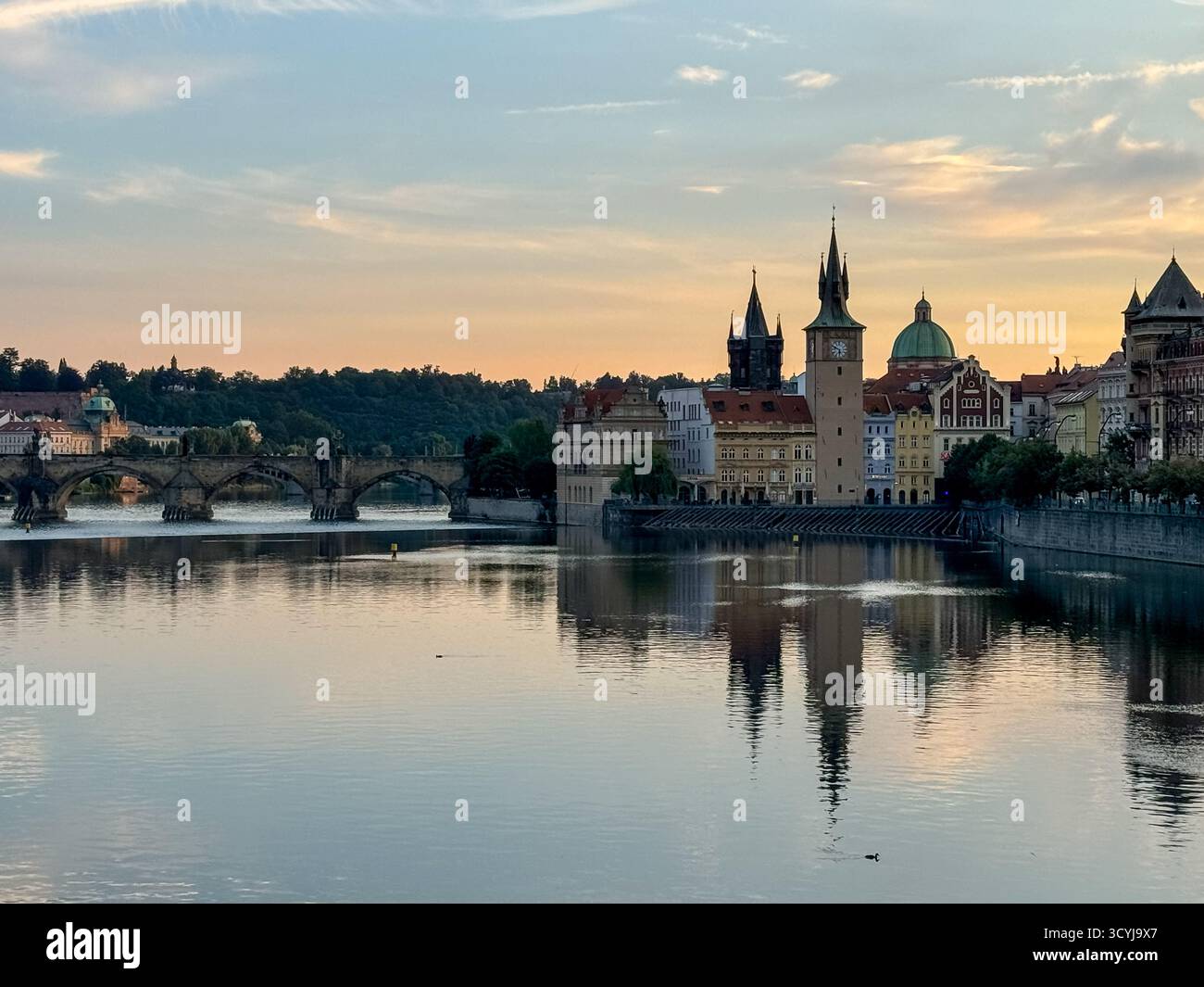 Ruhiger abendlicher Blick über die Moldau in Richtung historischer Türme und Dächer des Zentrums von Prag, Tschechische Republik. Stockfoto