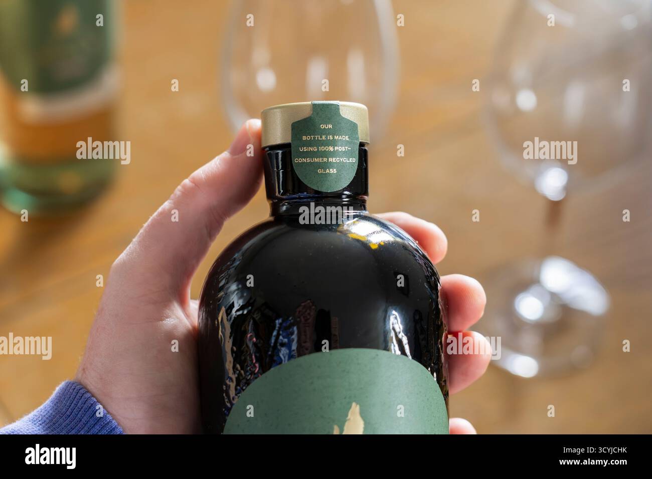 Eine Flasche Wein aus Frankreich, Pays d'oc, aus 100 % recyceltem Glas für die australische Marke Wise Wolf, die Nachhaltigkeit betont Stockfoto
