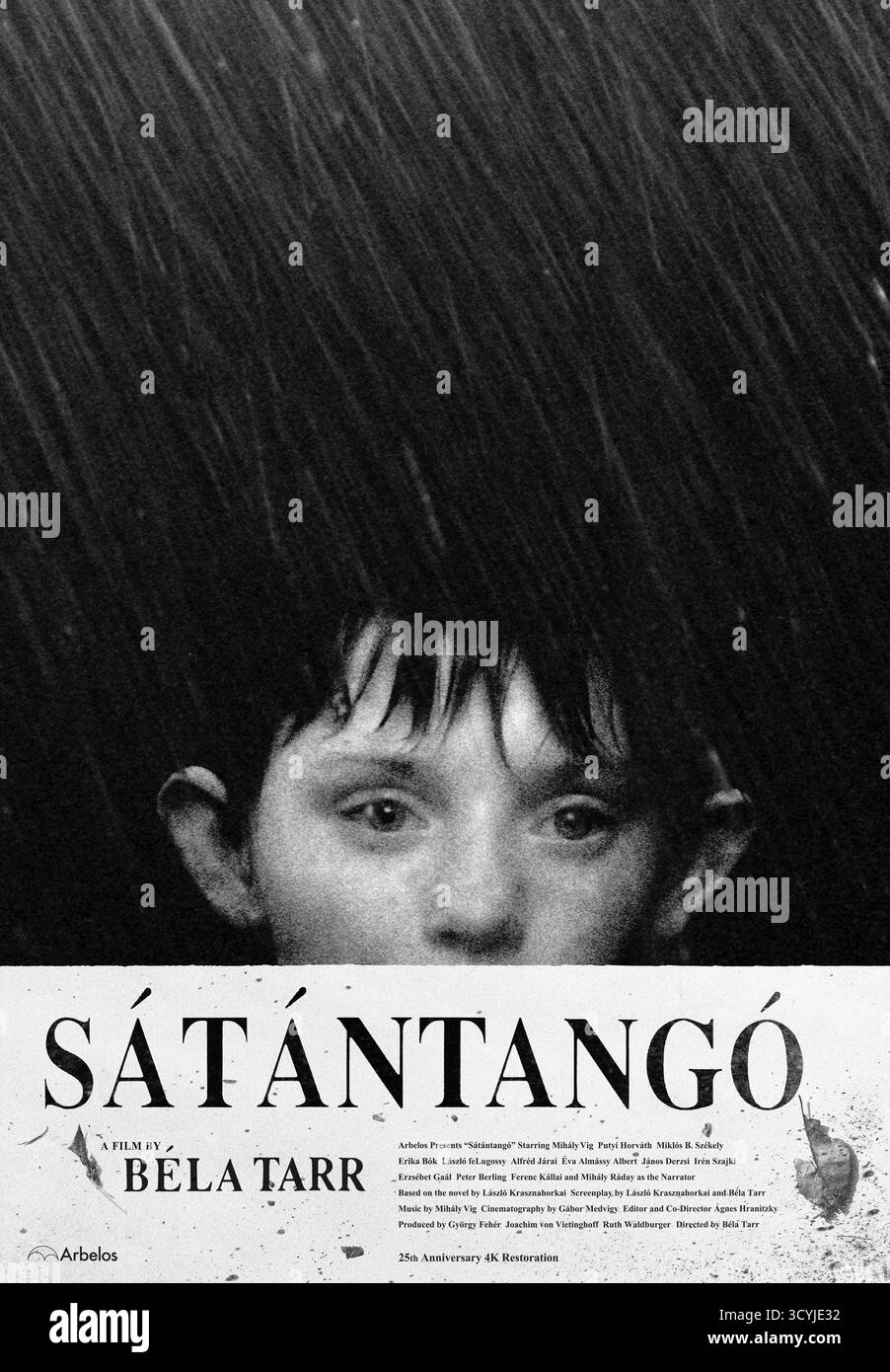 Satantango (1994) unter der Regie von Béla Tarr mit Mihály Víg, Putyi Horváth und László Lugossy. Die Bewohner eines ländlichen ungarischen Dorfes versuchen, ihr Leben unter Täuschung und Ruin wiederaufzubauen, als eine mysteriöse Figur zurückkehrt und ihr Heil verspricht. 25. Jahrestag 4k Restauration Werbeplakat NUR REDAKTIONELLE VERWENDUNG. Quelle: BFA / Arbelos Film Distribution Stockfoto