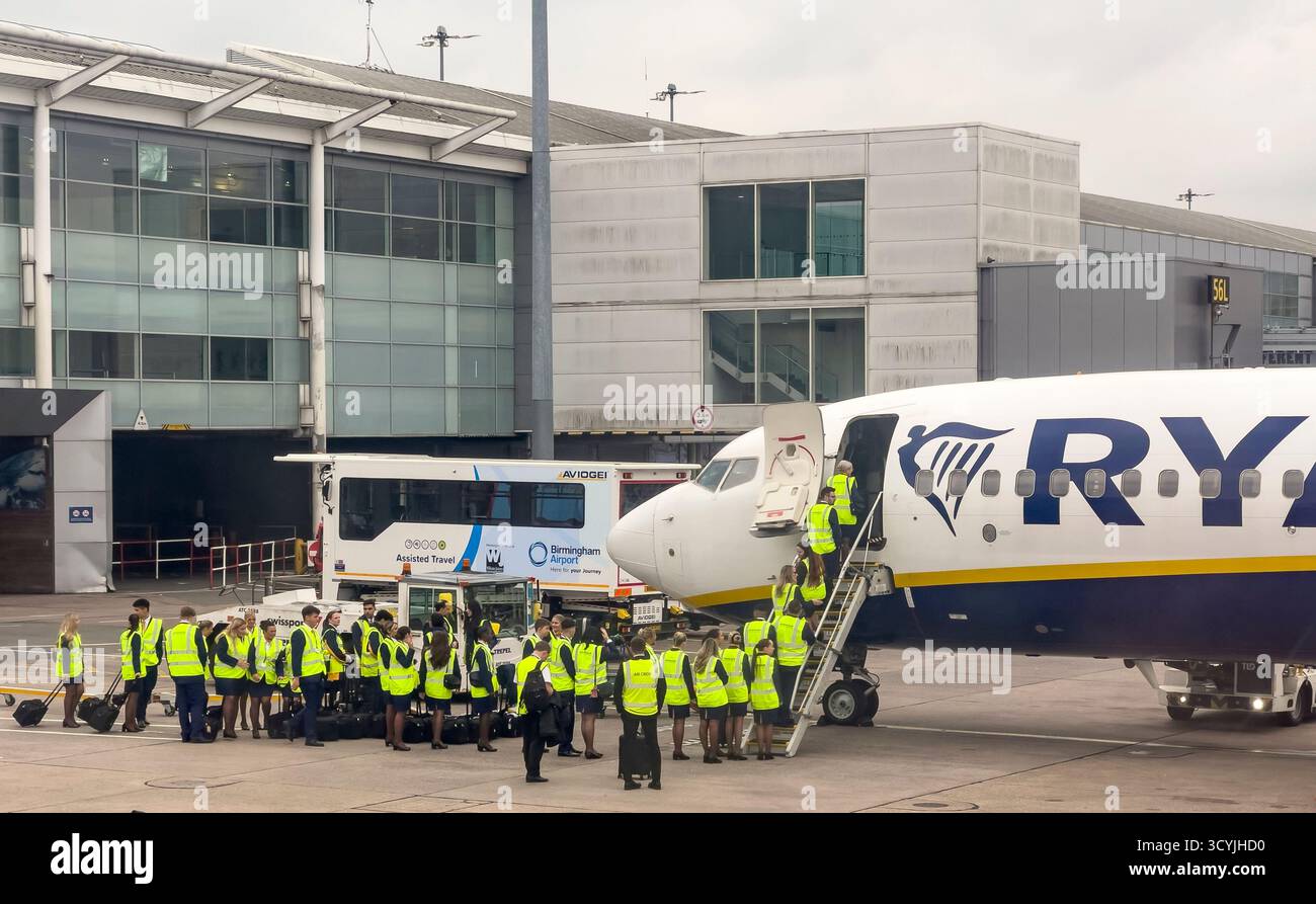 Ryanair-Mitarbeiter, die sich einer Flugausbildung unterziehen und am Flughafen Birmingham, Großbritannien, in ein Flugzeug einsteigen (BHX) Stockfoto