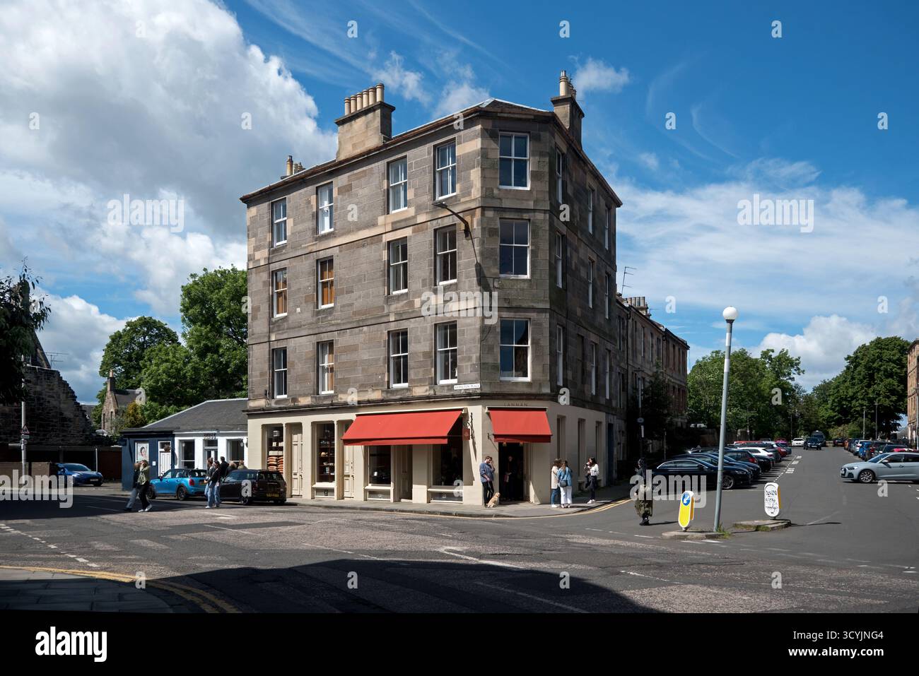 Kunden außerhalb der Lannan Bakery in Hamilton Place, Stockbridge, Edinburgh, Schottland, Großbritannien. Stockfoto