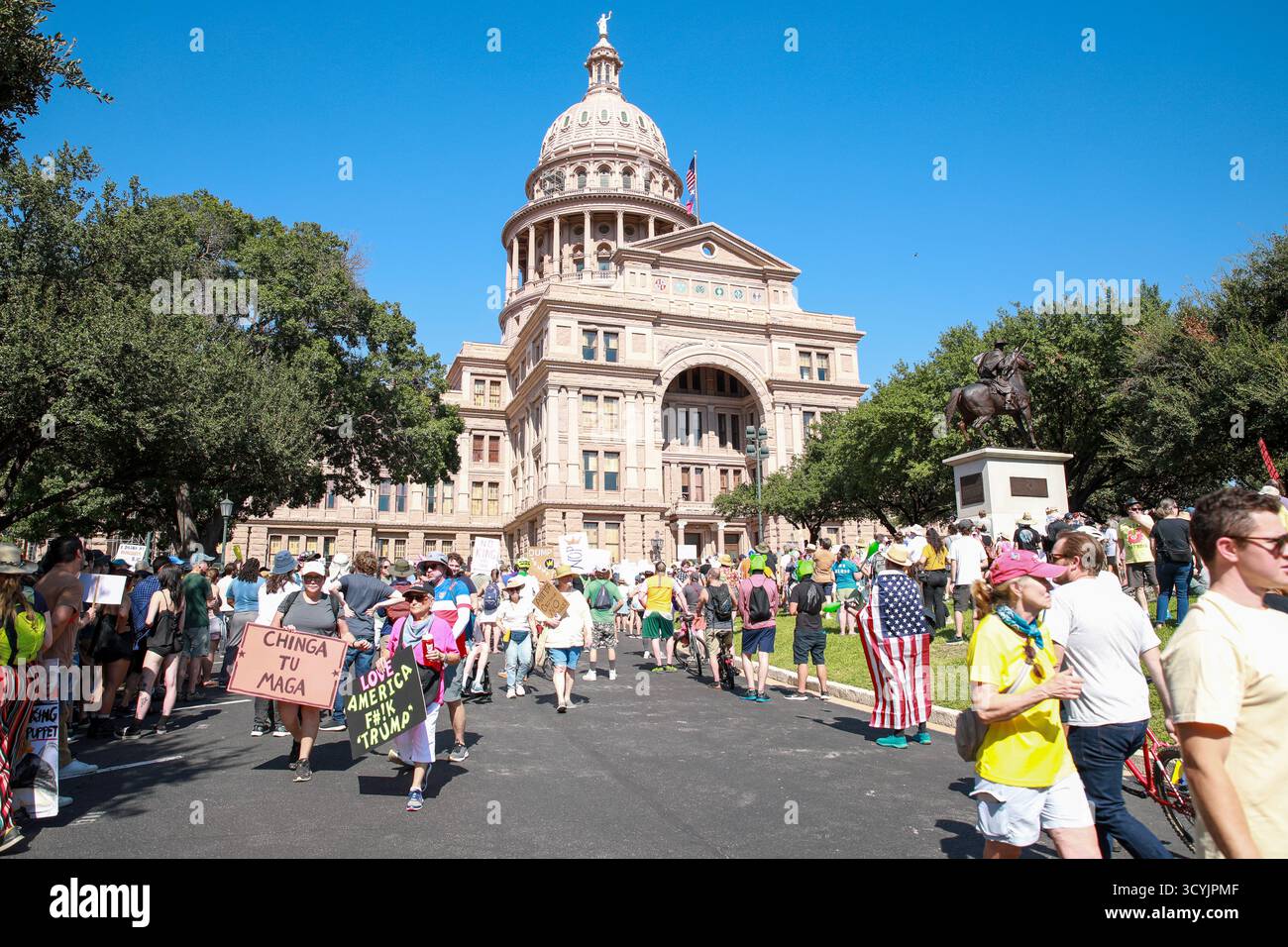 Im Texas State Capitol in Austin versammeln sich Menschenmassen zum No Kings Day-Protest und halten Schilder und Fahnen, die sich für Demokratie und Gleichheit einsetzen Stockfoto