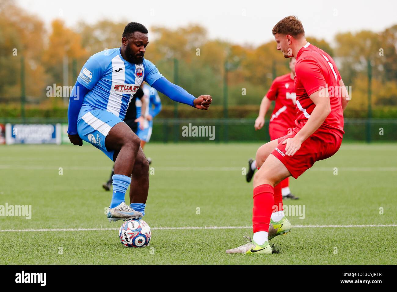 Stafford Town gegen Nuneaton Town, Isuzu FA Vase First Round, 18. Oktober 2025 Bild: Danico Johnson von Nuneaton Town (links) kontrolliert den Ball unter Pre Stockfoto