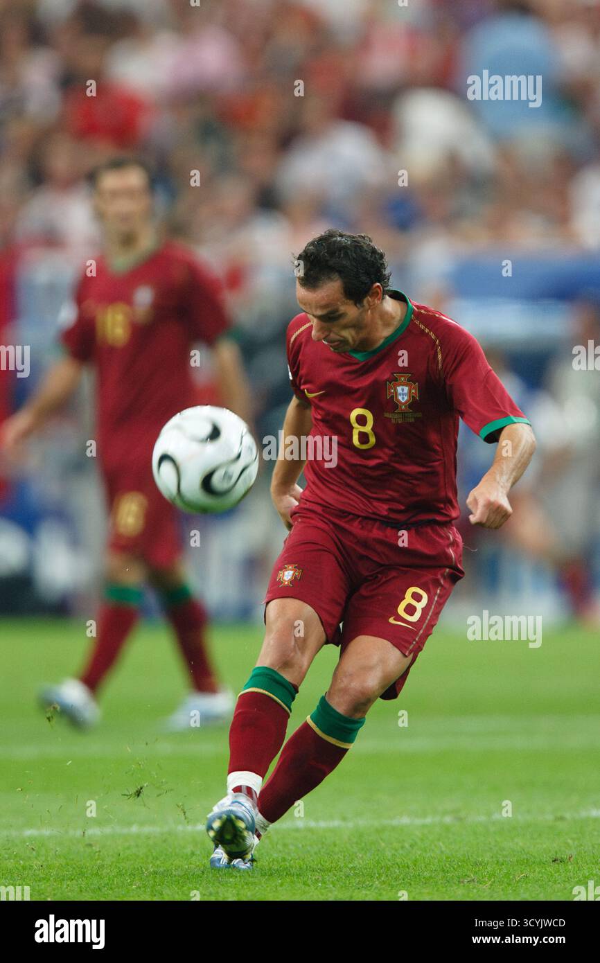 GELSENKIRCHEN - 1. JULI: Petit of Portugal tritt beim Viertelfinalspiel der FIFA Fussball-Weltmeisterschaft gegen England am 1. Juli 2006 in Gelsenkirchen. Nur redaktionelle Verwendung. Kommerzielle Nutzung verboten. (Foto: Jonathan Paul Larsen / Diadem Images) Stockfoto