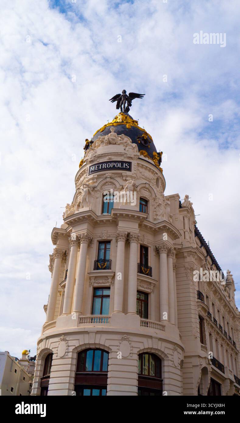 Vertikaler Blick auf das berühmte Metropolis-Gebäude in Madrid, Spanien Stockfoto
