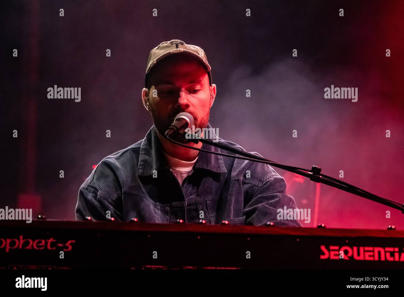 Kopenhagen, Dänemark. Oktober 2025. Der isländische Sänger, Musiker und Songwriter Asgeir gibt ein Live-Konzert im Poolen Copenhagen. Stockfoto
