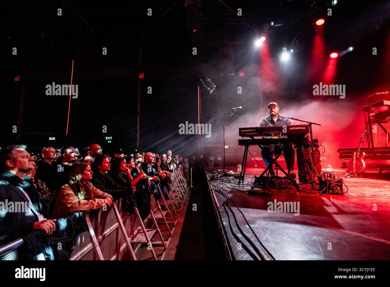 Kopenhagen, Dänemark. Oktober 2025. Der isländische Sänger, Musiker und Songwriter Asgeir gibt ein Live-Konzert im Poolen Copenhagen. Stockfoto