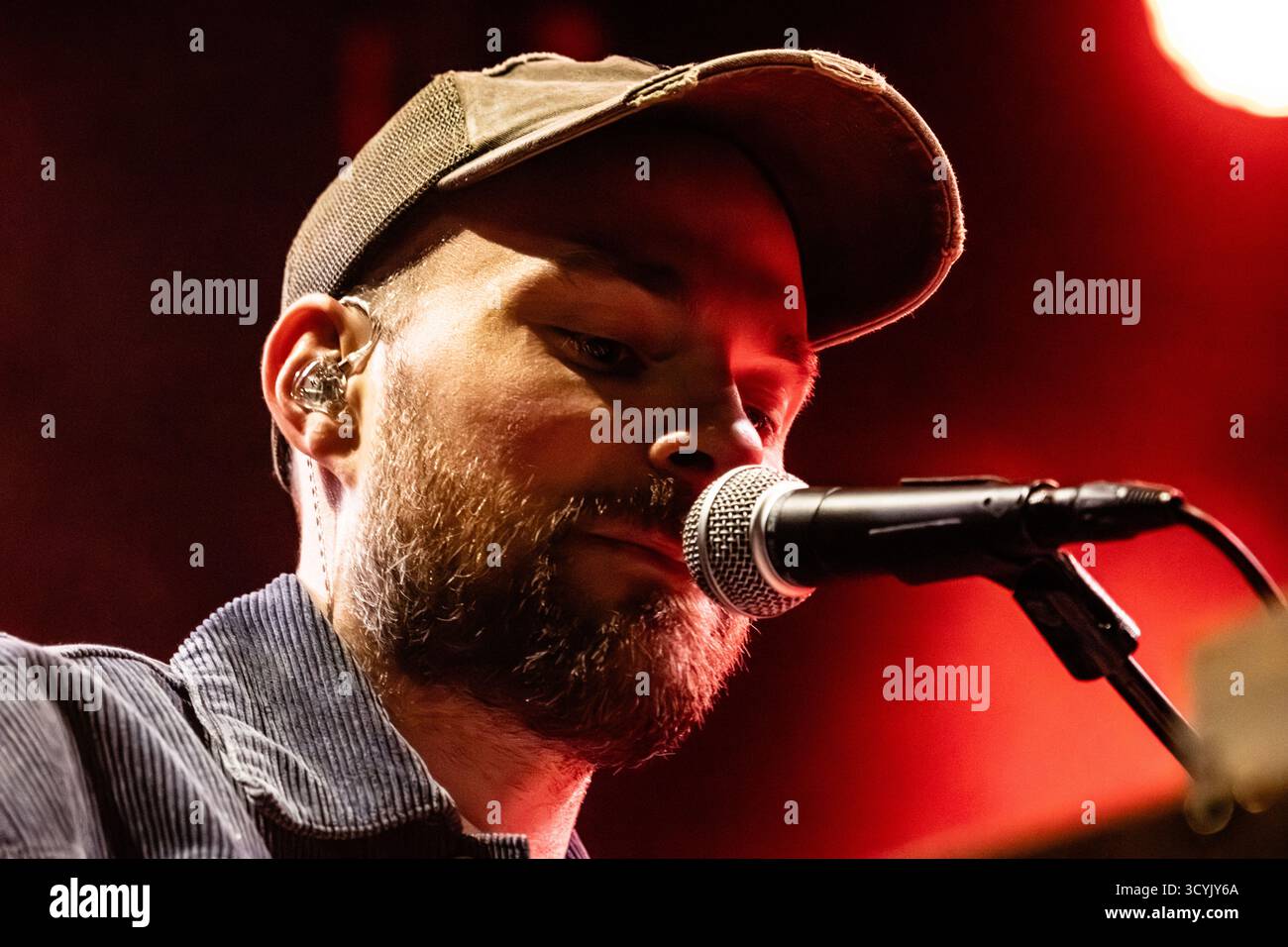 Kopenhagen, Dänemark. Oktober 2025. Der isländische Sänger, Musiker und Songwriter Asgeir gibt ein Live-Konzert im Poolen Copenhagen. Stockfoto