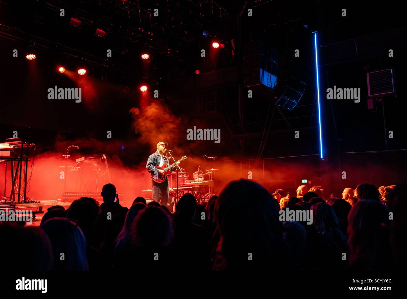 Kopenhagen, Dänemark. Oktober 2025. Der isländische Sänger, Musiker und Songwriter Asgeir gibt ein Live-Konzert im Poolen Copenhagen. Stockfoto
