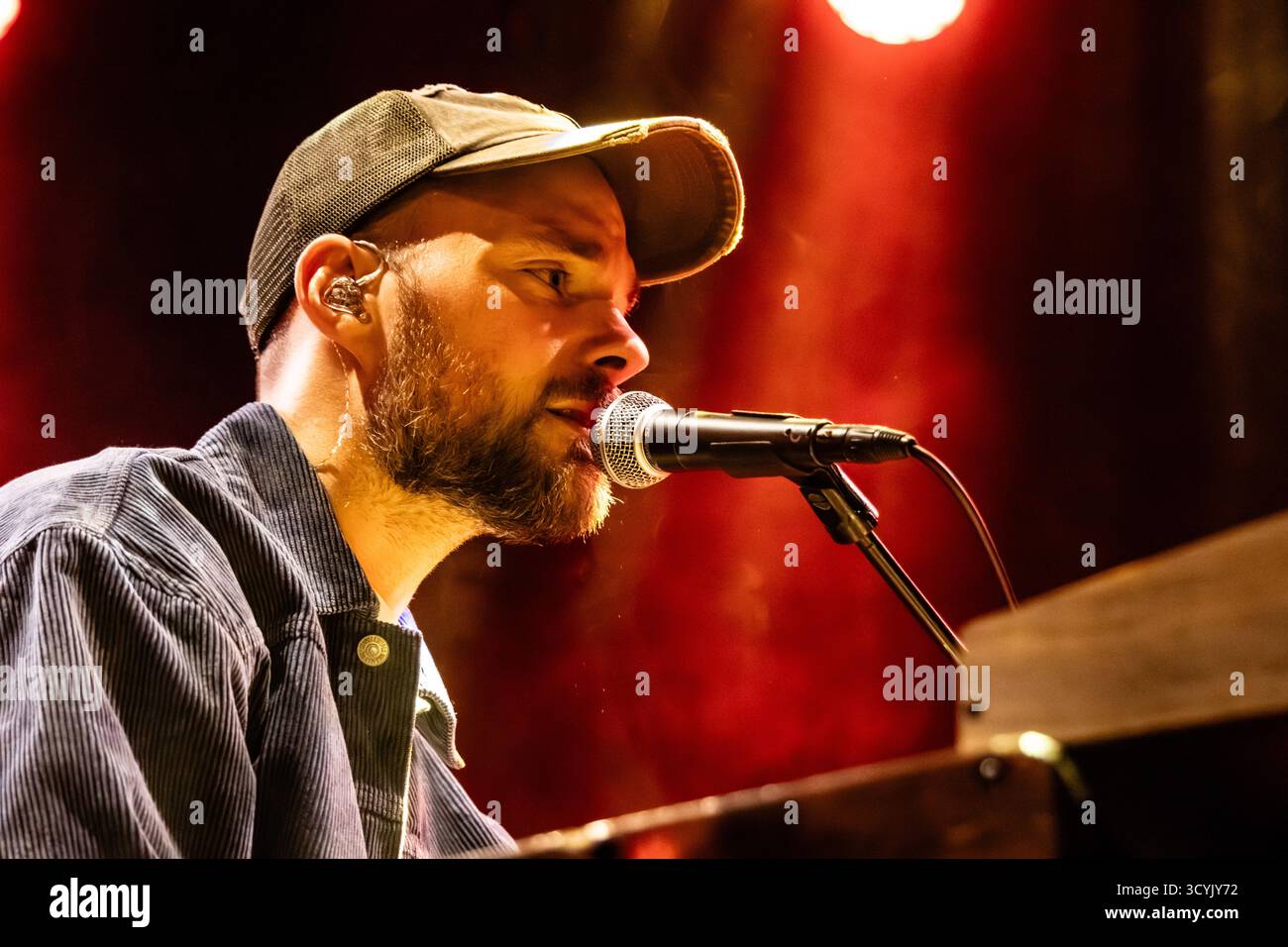 Kopenhagen, Dänemark. Oktober 2025. Der isländische Sänger, Musiker und Songwriter Asgeir gibt ein Live-Konzert im Poolen Copenhagen. Stockfoto