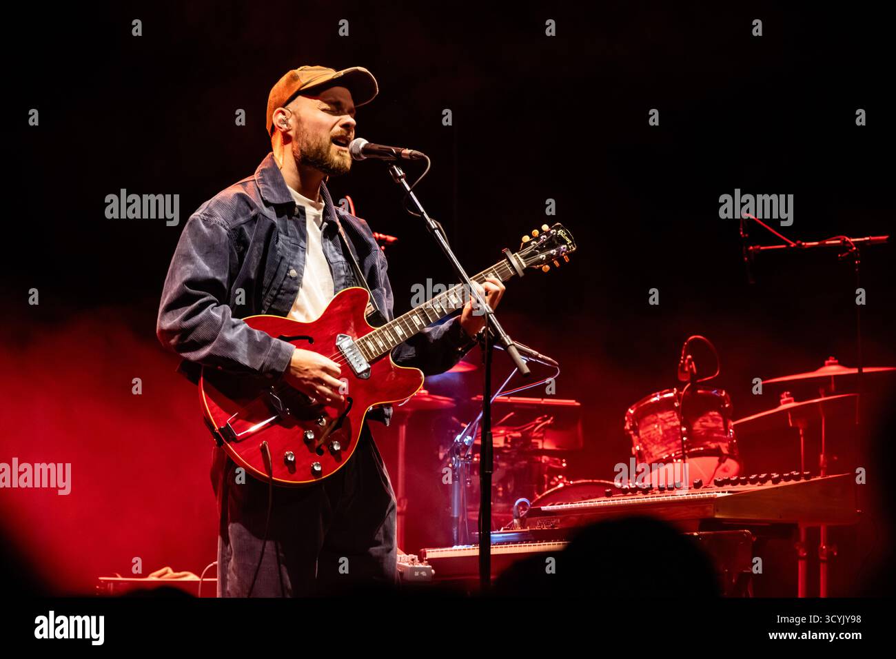 Kopenhagen, Dänemark. Oktober 2025. Der isländische Sänger, Musiker und Songwriter Asgeir gibt ein Live-Konzert im Poolen Copenhagen. Stockfoto