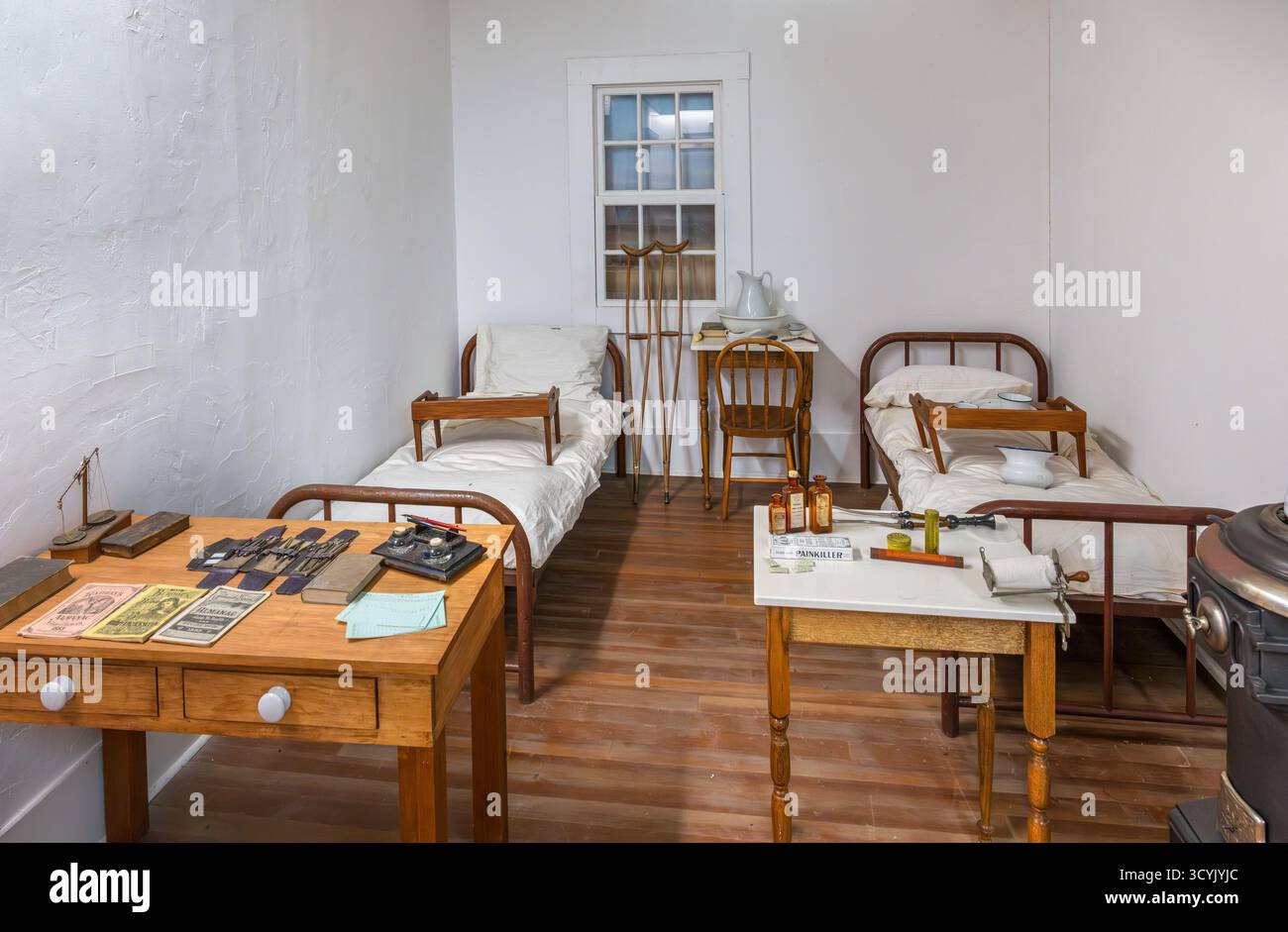 Rekonstruktion einer Krankenhausstation der Calgary Barracks um 1888-1898, The Confluence Historic Site and Parkland, Calgary, Alberta, Kanada Stockfoto