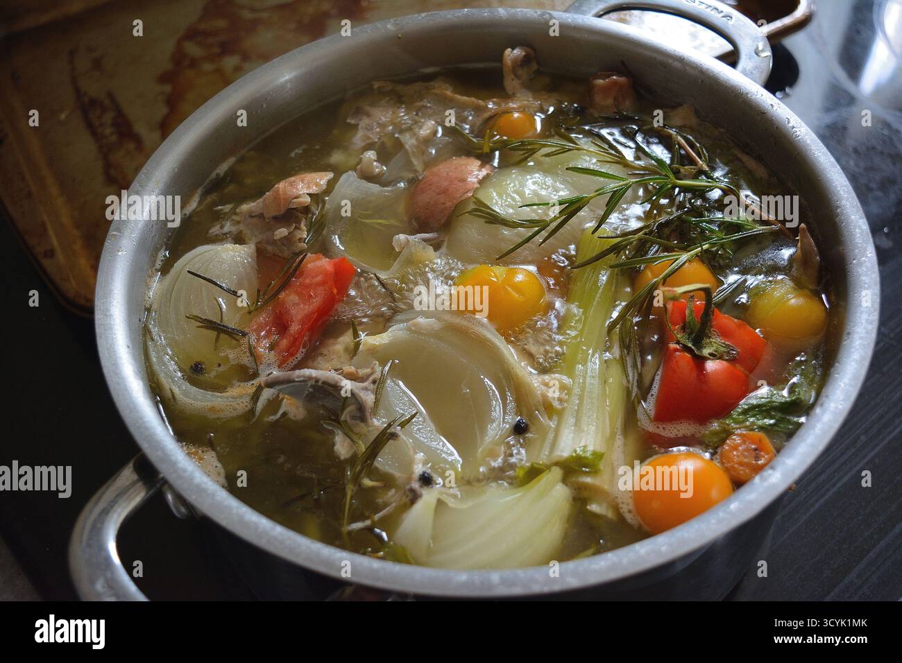 Hochwinkelansicht der herzhaften Knochenbrühe Simmering Stockfoto