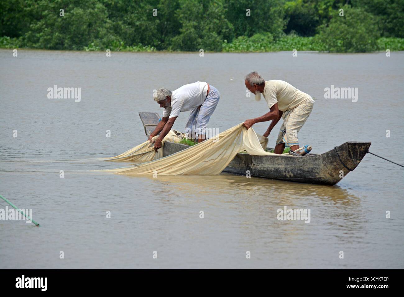 Der Halda River in Chittagong, Bangladesch, ist berühmt für seine natürliche Karpfenzucht und seine landschaftliche Schönheit und unterstützt Fischer, Wildtiere und lokale Gemeinden. Stockfoto