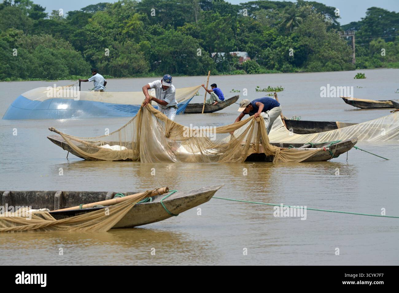 Der Halda River in Chittagong, Bangladesch, ist berühmt für seine natürliche Karpfenzucht und seine landschaftliche Schönheit und unterstützt Fischer, Wildtiere und lokale Gemeinden. Stockfoto