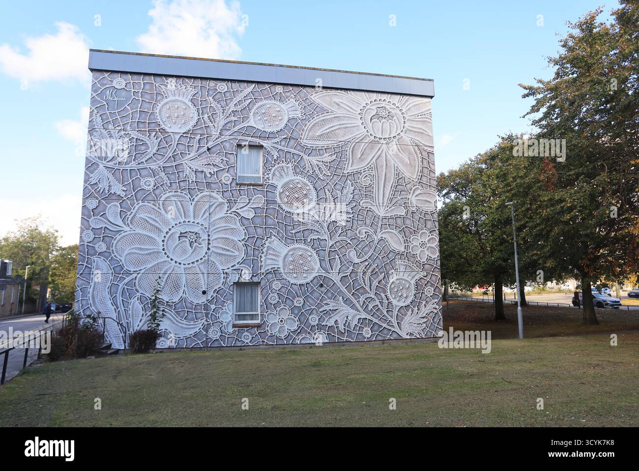 Auf der Whitehouse Street in Aberdeen ist sie eine Künstlerin, die von der polnischen Künstlerin NeSpoon gemalt wurde und 2023 Teil des Nuart Aberdeen Festivals war. Stockfoto