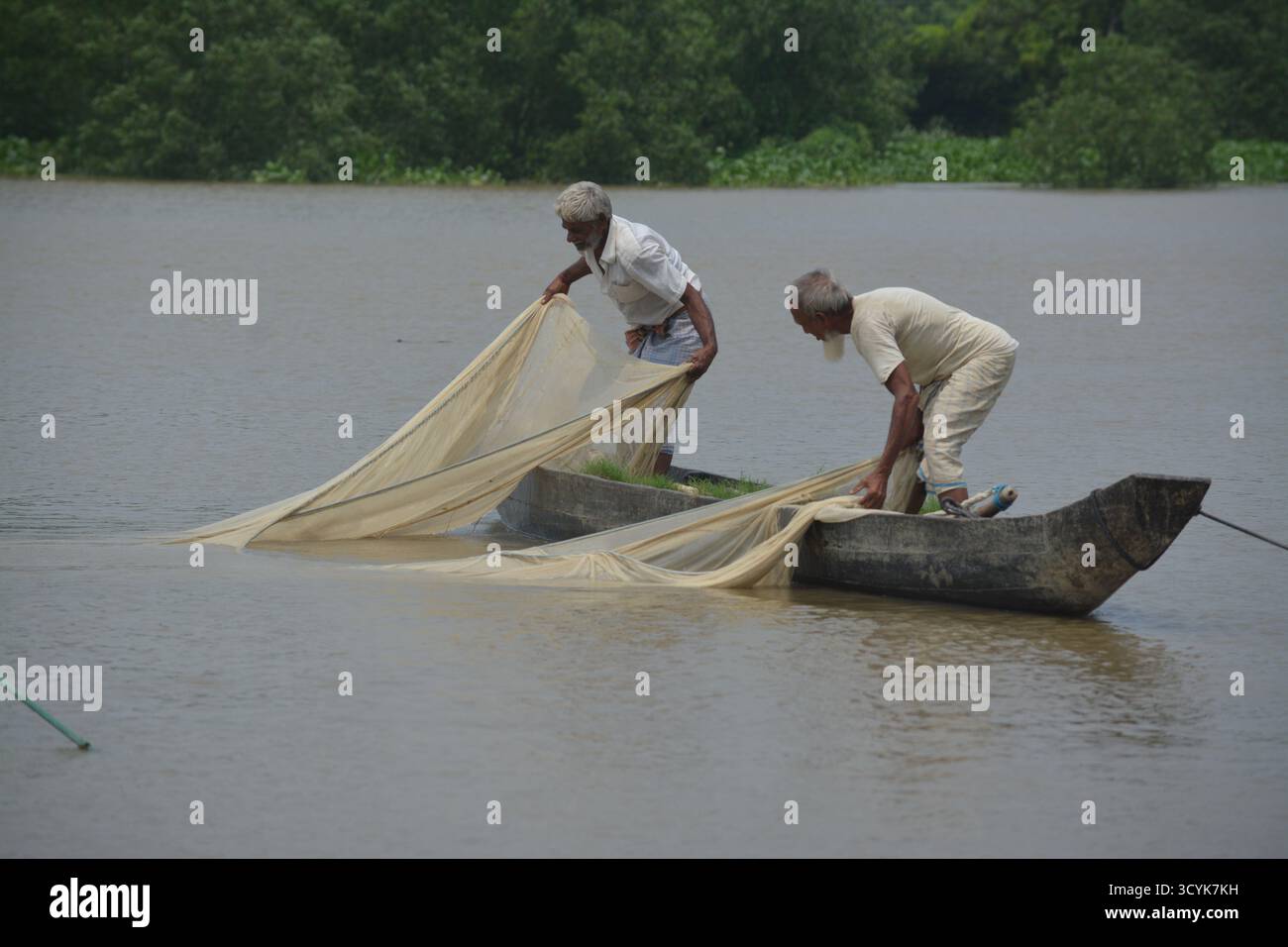 Der Halda River in Chittagong, Bangladesch, ist berühmt für seine natürliche Karpfenzucht und seine landschaftliche Schönheit und unterstützt Fischer, Wildtiere und lokale Gemeinden. Stockfoto