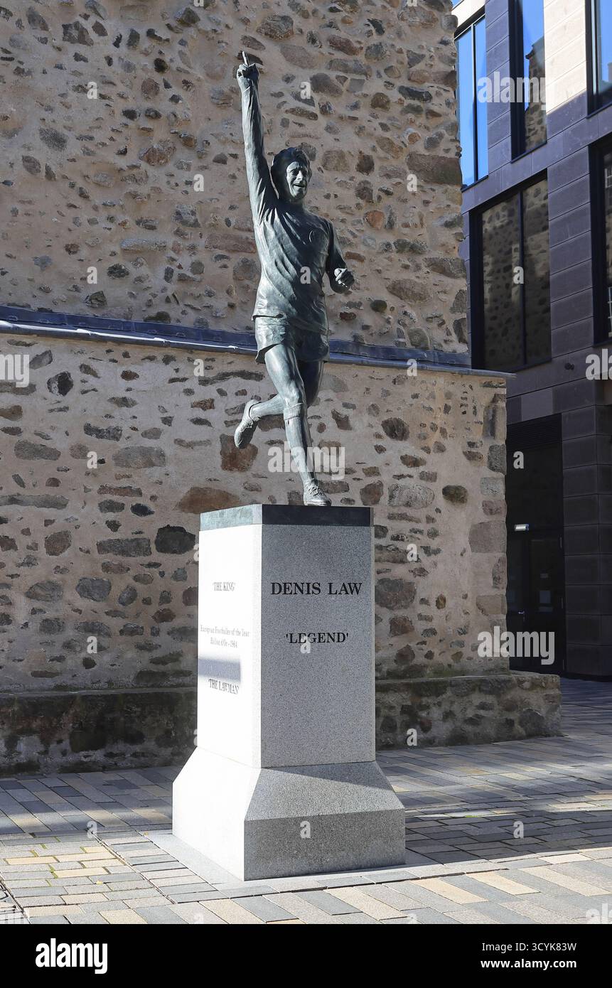 Bronzestatue des lokalen Fußballspielers Denis Law auf dem Mariscal Square, enthüllt von Sir Alex Ferguson 2021 in Aberdeen, Schottland. Stockfoto