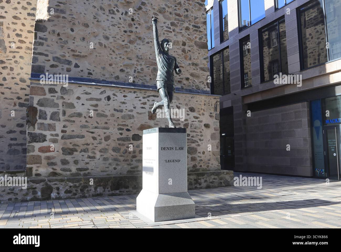 Bronzestatue des lokalen Fußballspielers Denis Law auf dem Mariscal Square, enthüllt von Sir Alex Ferguson 2021 in Aberdeen, Schottland. Stockfoto