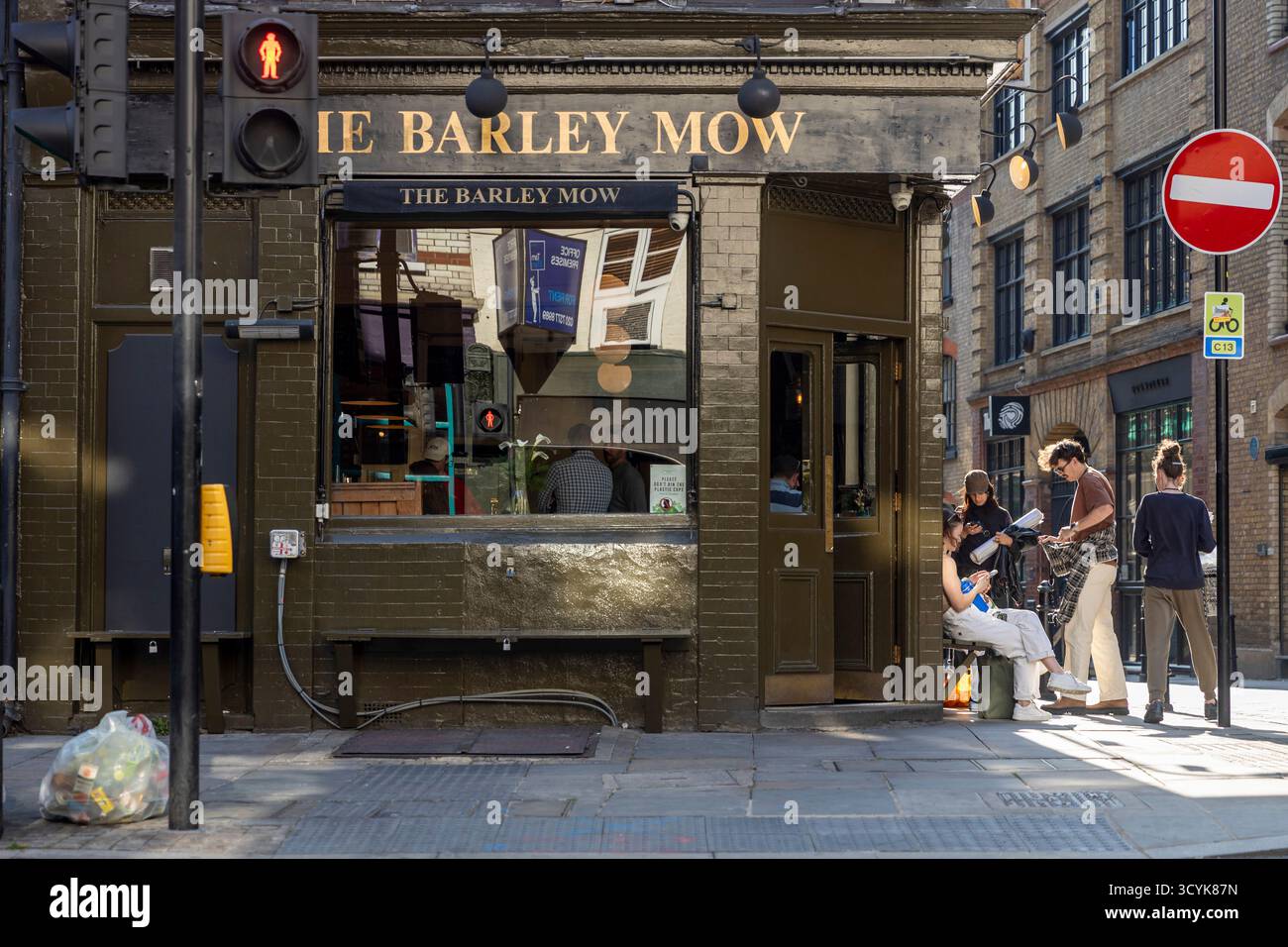 London, UK, 2. Mai 2025. Das Barley Mow Pub in shoreditch London mit Leuten draußen. Stockfoto