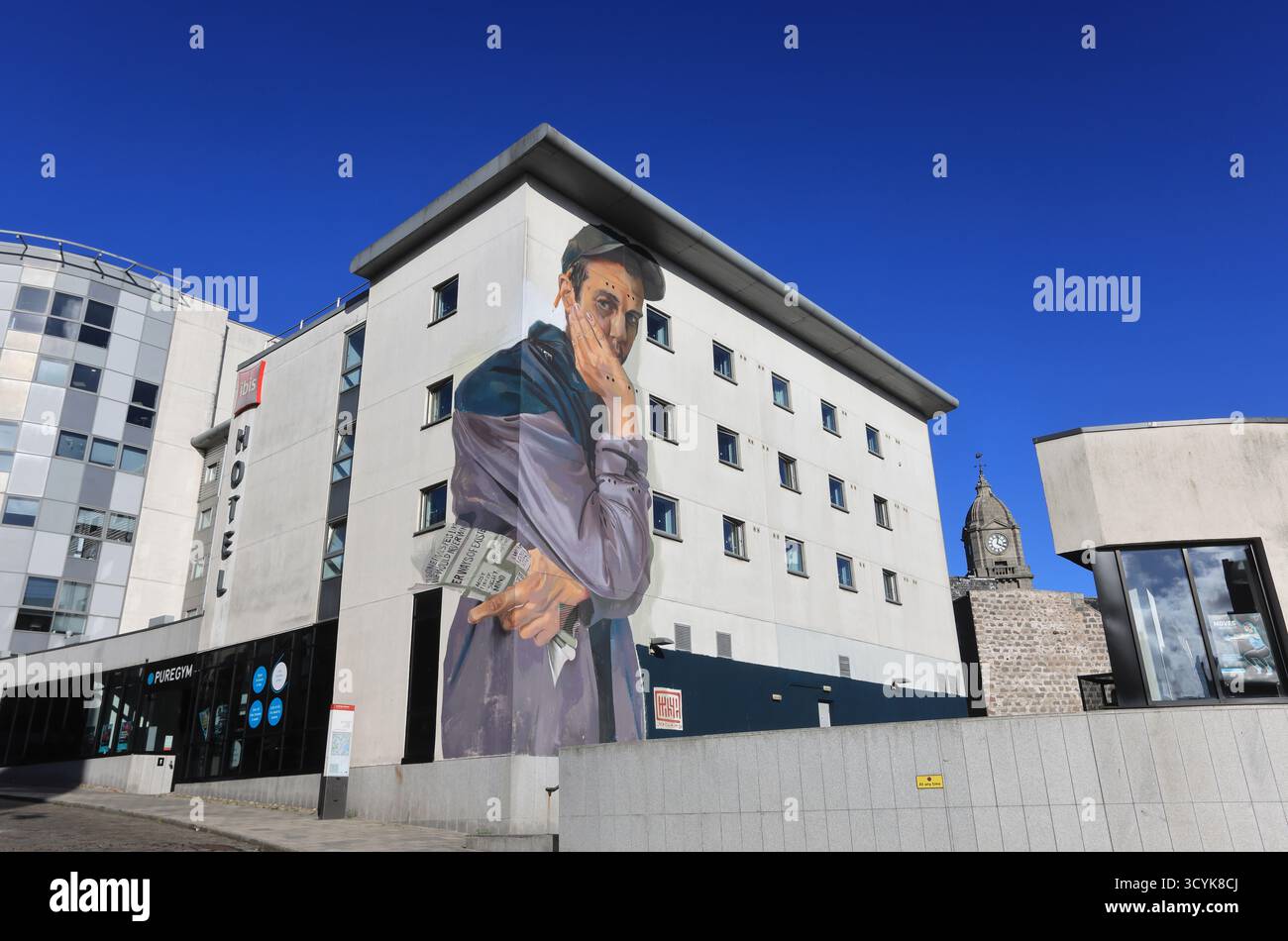 Neues Wandbild auf Shiprow von Case Maclaim, Teil des Nuart Aberdeen Street Art Festival 2024, mit dem Thema „lebendiges Erbe“ in der Granite City, Schottland Stockfoto