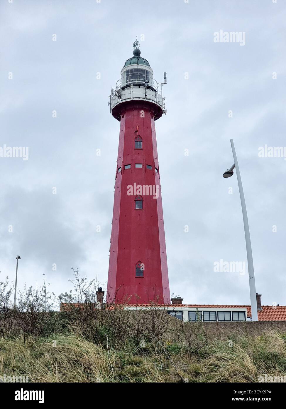 Monumentaler Scheveninger Leuchtturm an der Nordsee, den Haag, den Niederlanden - Smartphone-aufgenommenes Stockfoto