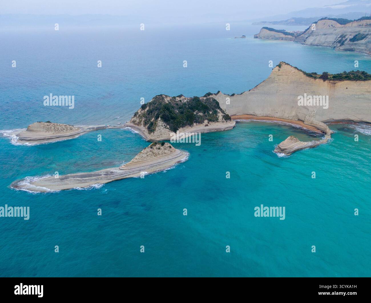 Drohnenansicht von Cape Drastis, Korfu. Berühmtes griechisches Wahrzeichen mit einzigartigen weißen sedimentären Felsformationen, Meeresstapeln und Klippen im Türkis Stockfoto