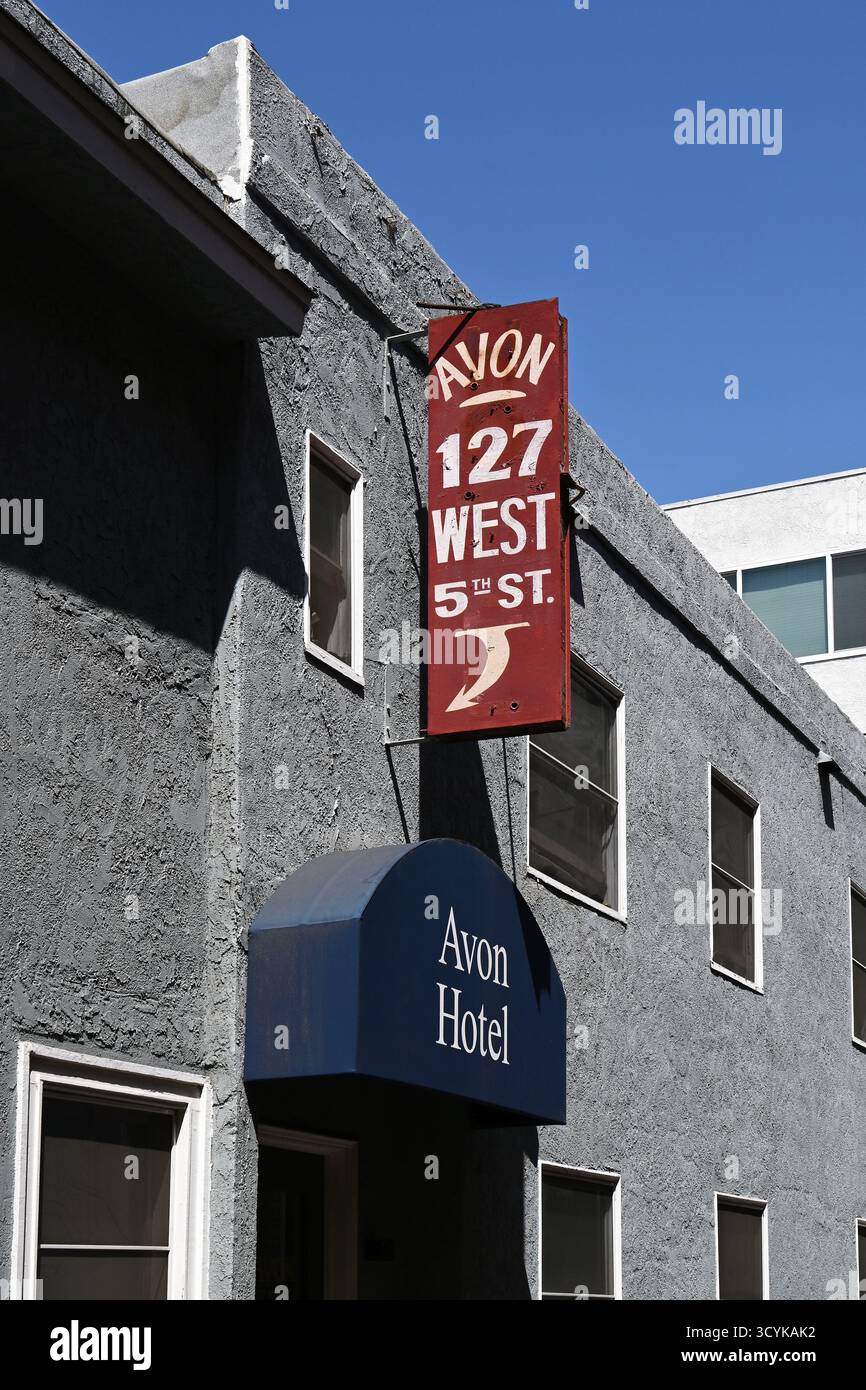 LONG BEACH, KALIFORNIEN - 10. SEPTEMBER 2025: Das Avon Hotel-Schild an der 5th Street in der Innenstadt von Long Beach wurde in Apartments umgewandelt. Stockfoto