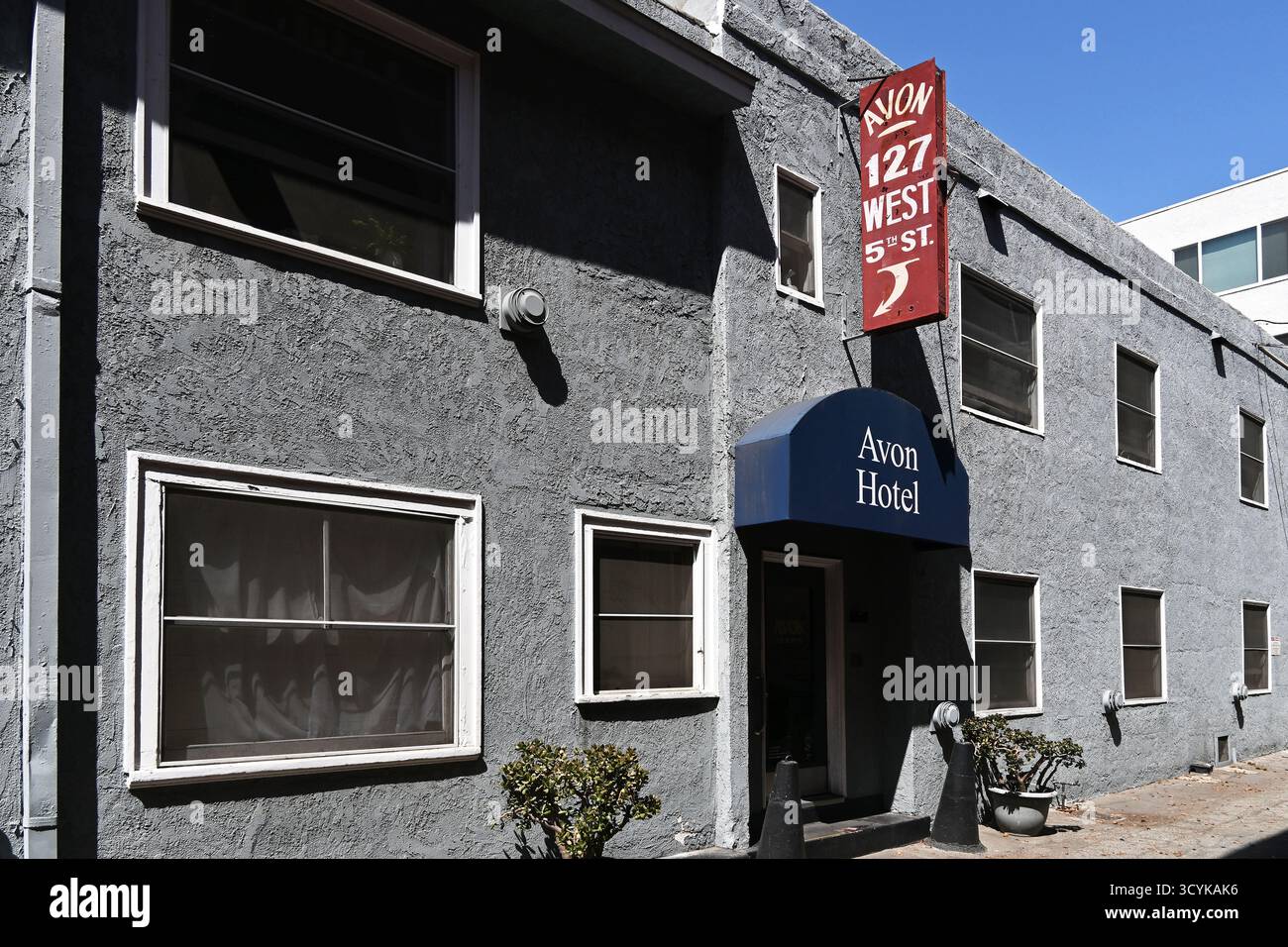 LONG BEACH, KALIFORNIEN - 10. SEPTEMBER 2025: Das Avon Hotel-Schild an der 5th Street in der Innenstadt von Long Beach wurde in Apartments umgewandelt. Stockfoto