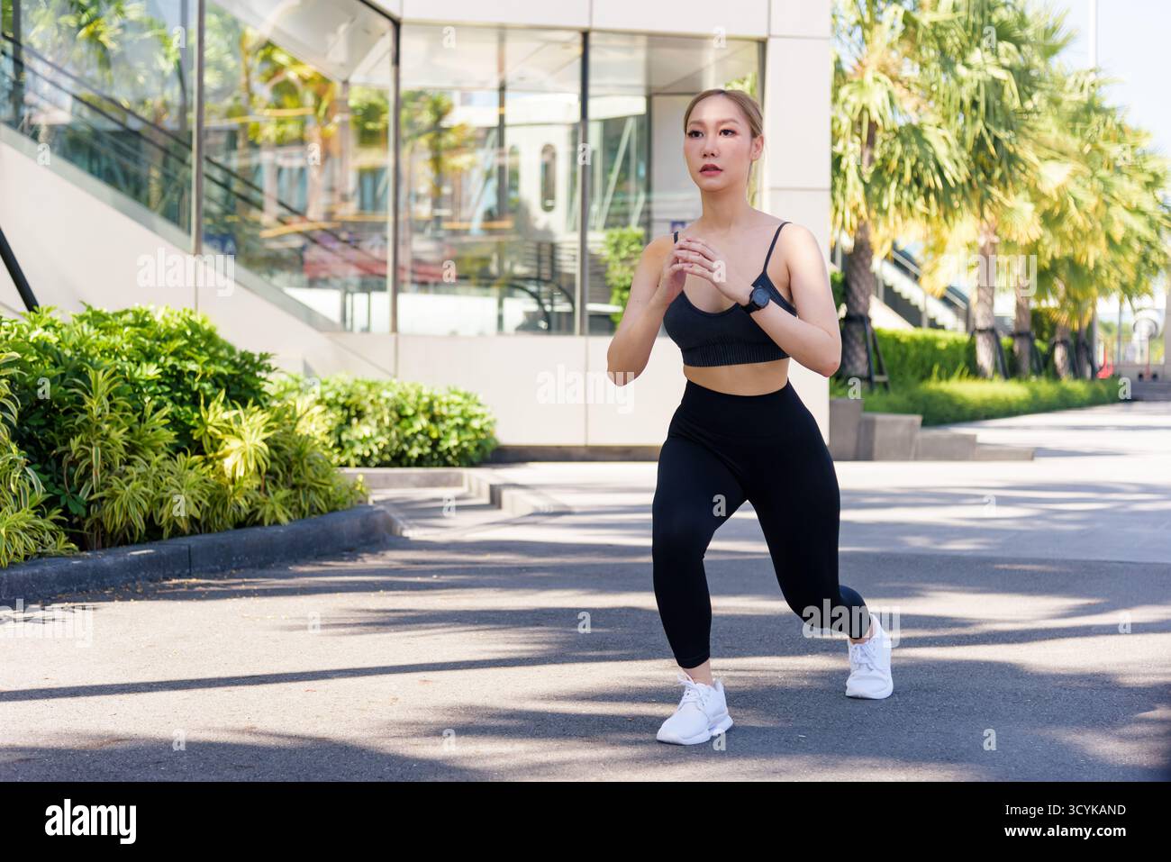 Sport Woman führt Outdoor-Übungen durch, dynamisches Sport-Workout für fitte Menschen mit Schwerpunkt auf Körper Stockfoto