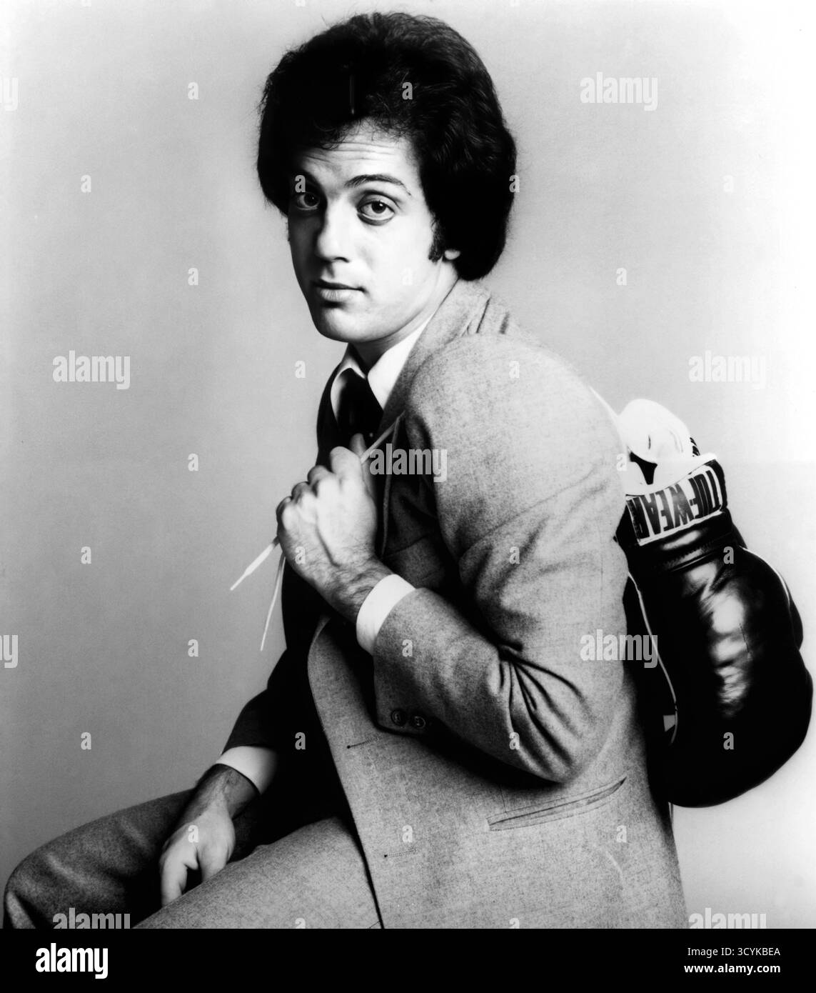 Werbefoto von Billy Joel, der Boxhandschuhe hält und sein Album „The Stranger“ aus dem Jahr 1977 wirbt Stockfoto