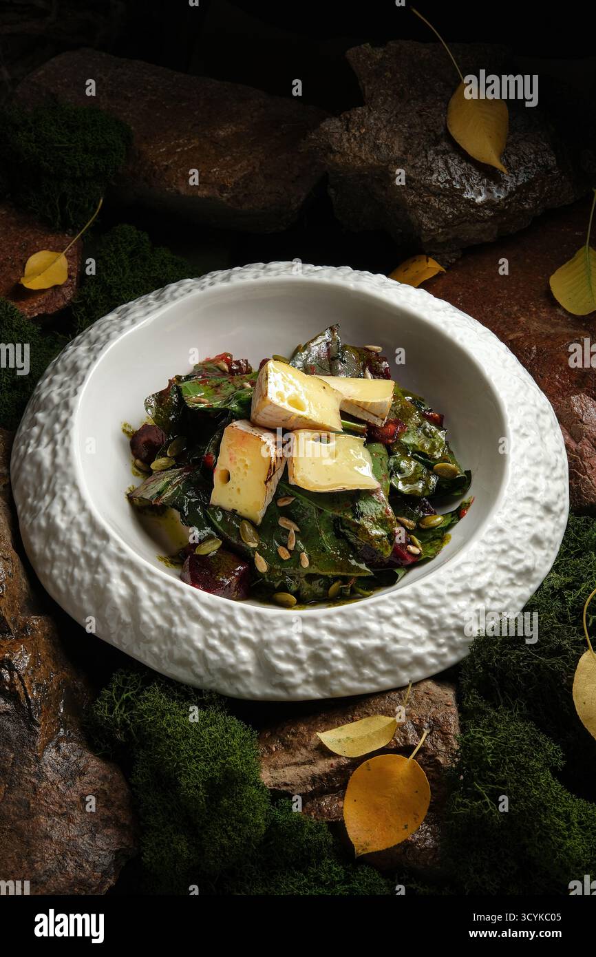 Wintergemüse verzaubert mit gegrilltem halloumi mit Gemüse, Gemüse-Medley mit gerösteten Samen Stockfoto