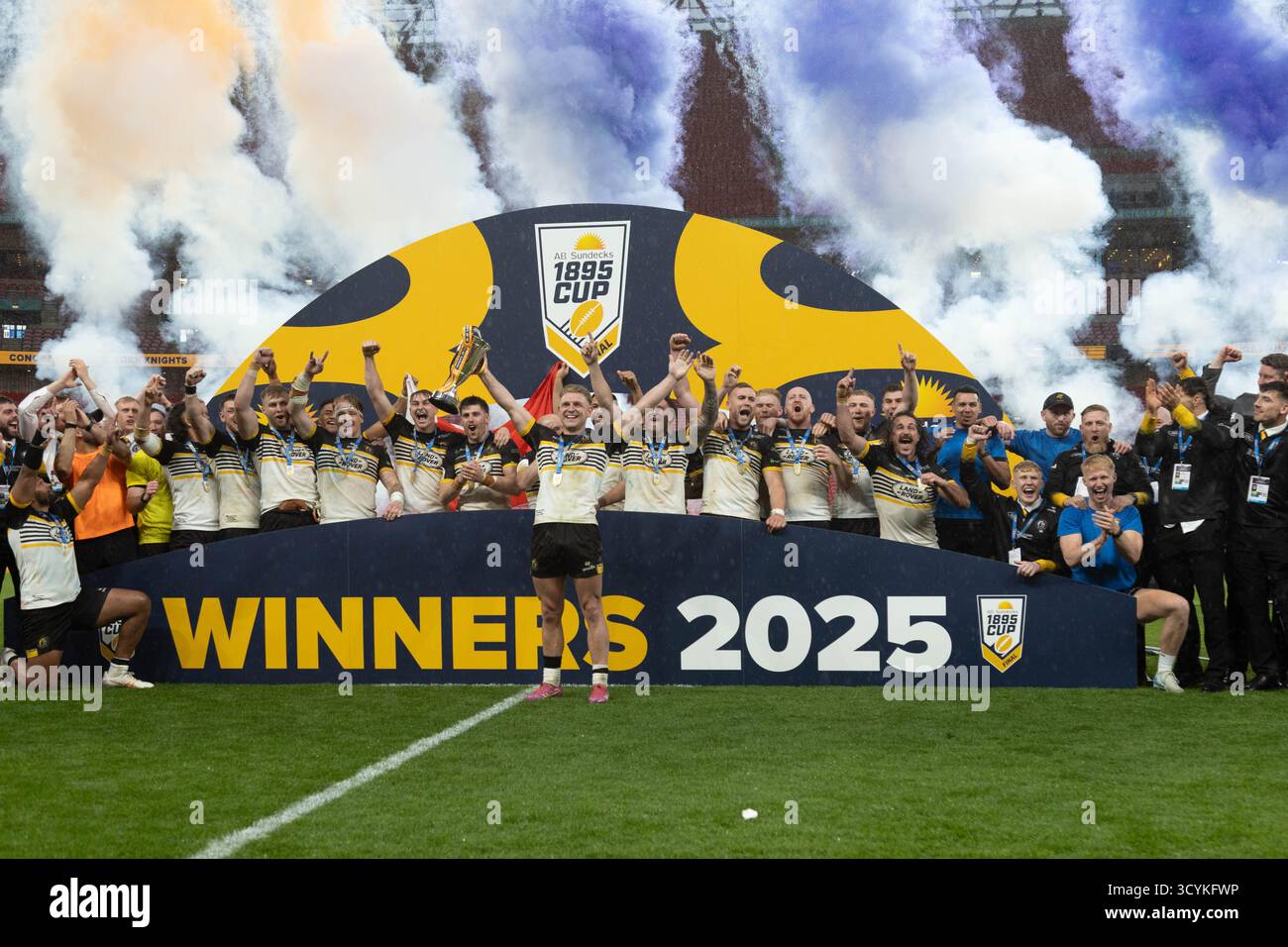 Die York Knights heben 2025 den Pokal 1895 in Wembley an Stockfoto