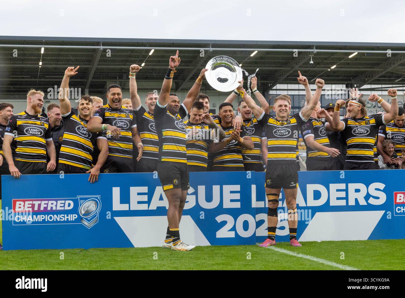 Die York Knights heben das Schild der Liga 2025 auf Stockfoto