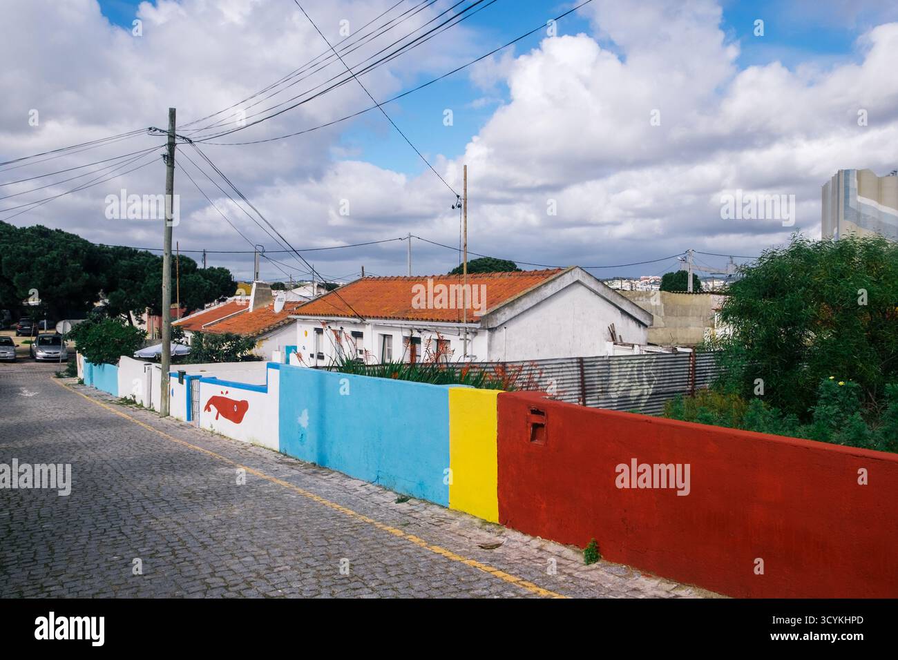 Blick auf Häuser und Campinganlagen in der Nähe von Klippen und Kiefernwäldern mit Stromleitungen im Vordergrund. Caparica, Lissabon, Portugal. 2. Dezember 2023. Stockfoto