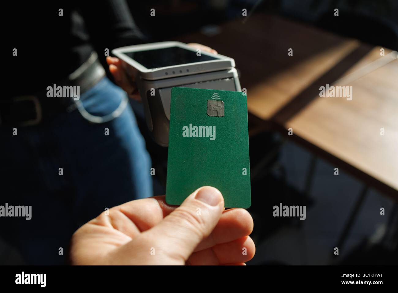 Nahaufnahme einer Karte, die einen drahtlosen Point-of-Sale für sicheren bargeldlosen Checkout abschließt, ideal für Fintech, Einzelhandel und Marketing in kleinen Unternehmen. Stockfoto