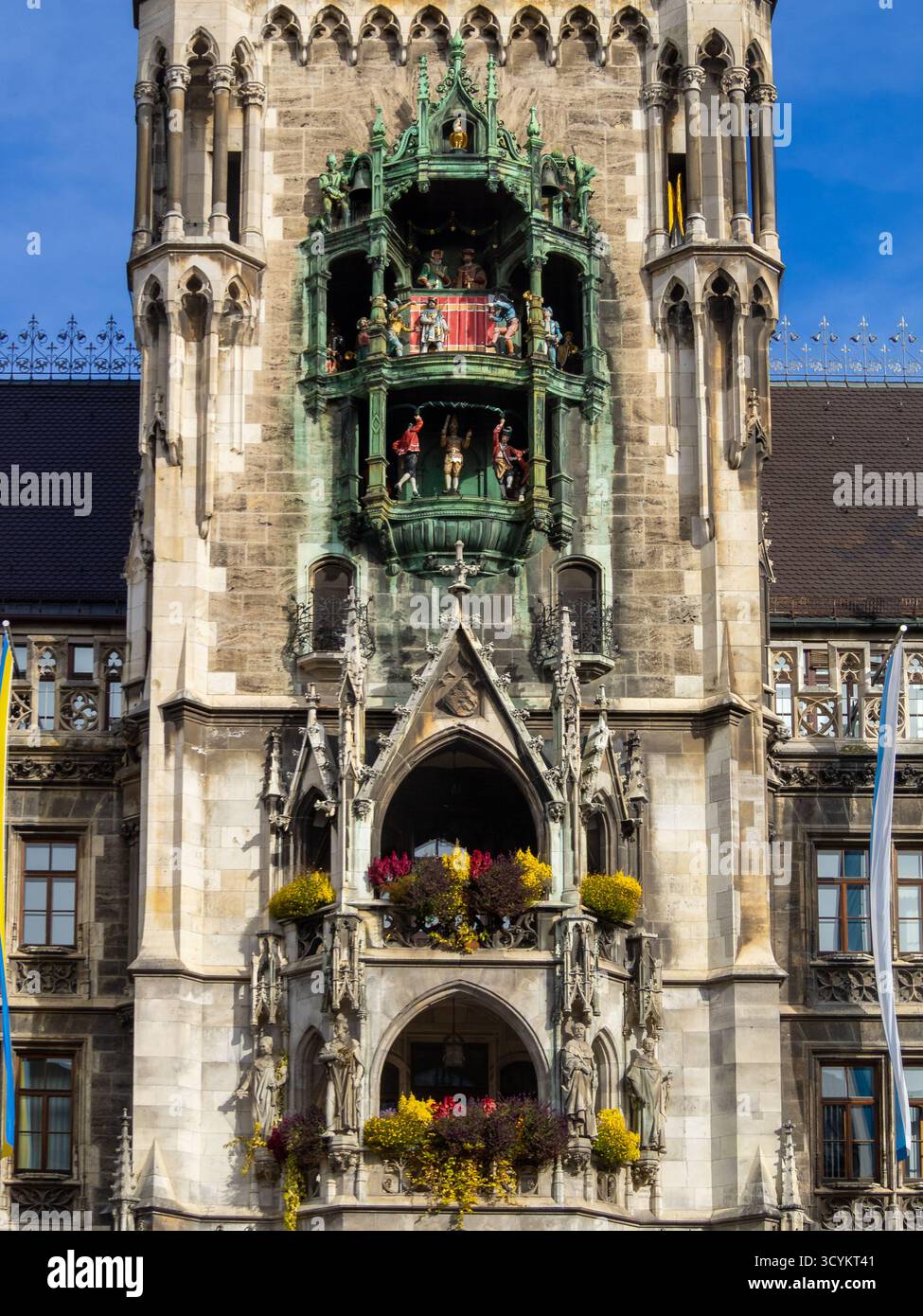 Rathaus-Glockenspiel und die lebensgroßen Figuren tanzend, München Stockfoto