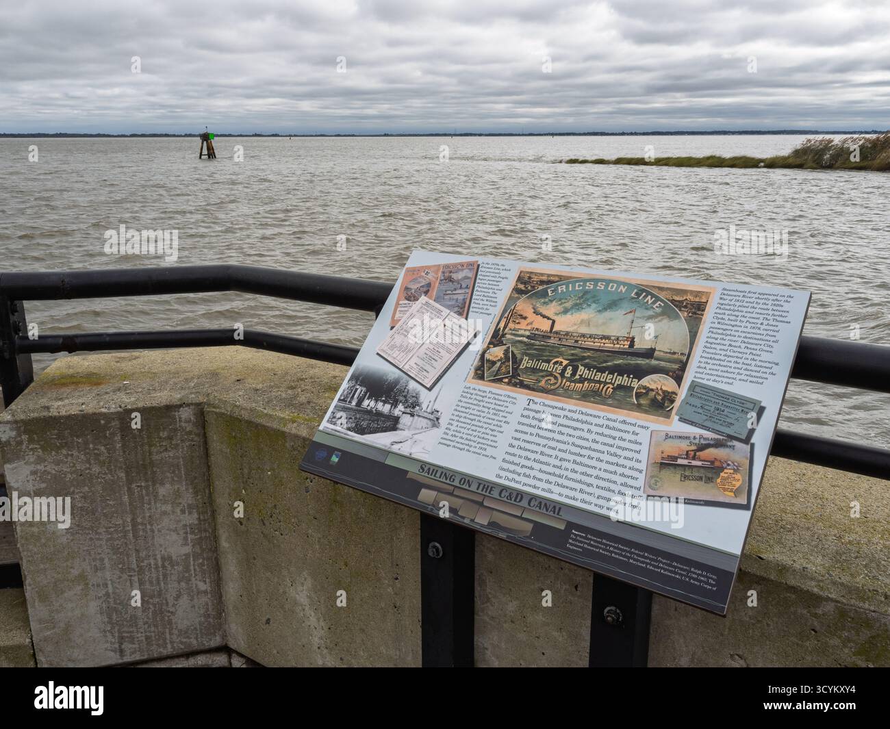 Historische Beschilderung der Ericsson Line in Delaware City, Delaware, mit Blick auf den riesigen Delaware River und den C&D Canal Waterway. Stockfoto