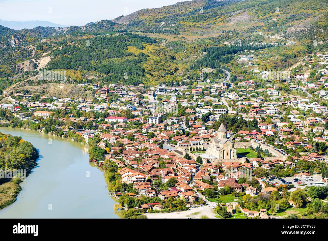 Aus der Vogelperspektive von Mzcheta, Georgien: Kathedrale Svetitskhoveli und Fluss Mtkvari Stockfoto