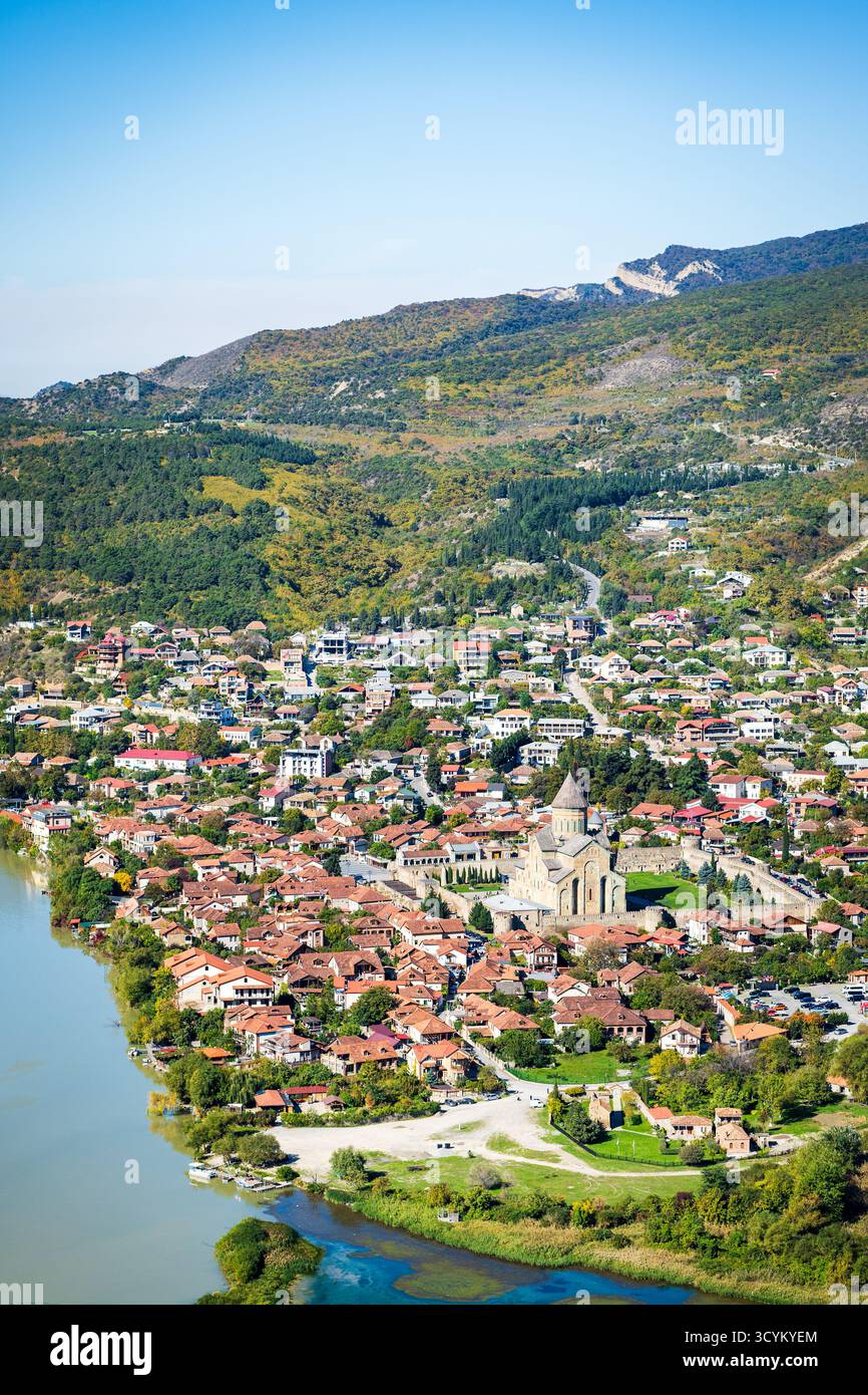Aus der Vogelperspektive von Mzcheta, Georgien: Kathedrale Svetitskhoveli und Fluss Mtkvari Stockfoto