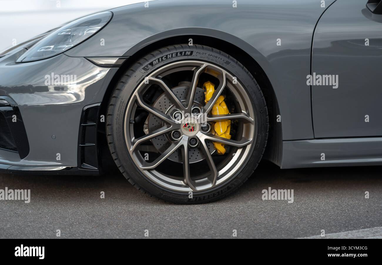 Nahaufnahme des vorderen Radkastens des Porsche Vorderes linkes Rad des deutschen Sportwagens für Renntage. Stockfoto