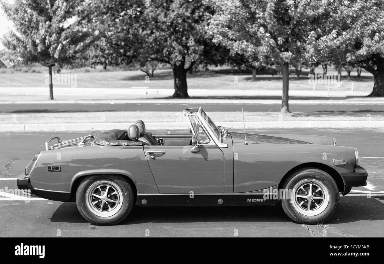 Chicago, Illinois, USA - 08. September 2024: 1975 MG Midget Blue Retro Cabriolet, Eckansicht. Retro-Auto. Retro 1975 MG Midget Blue Car. 1975 MG Stockfoto