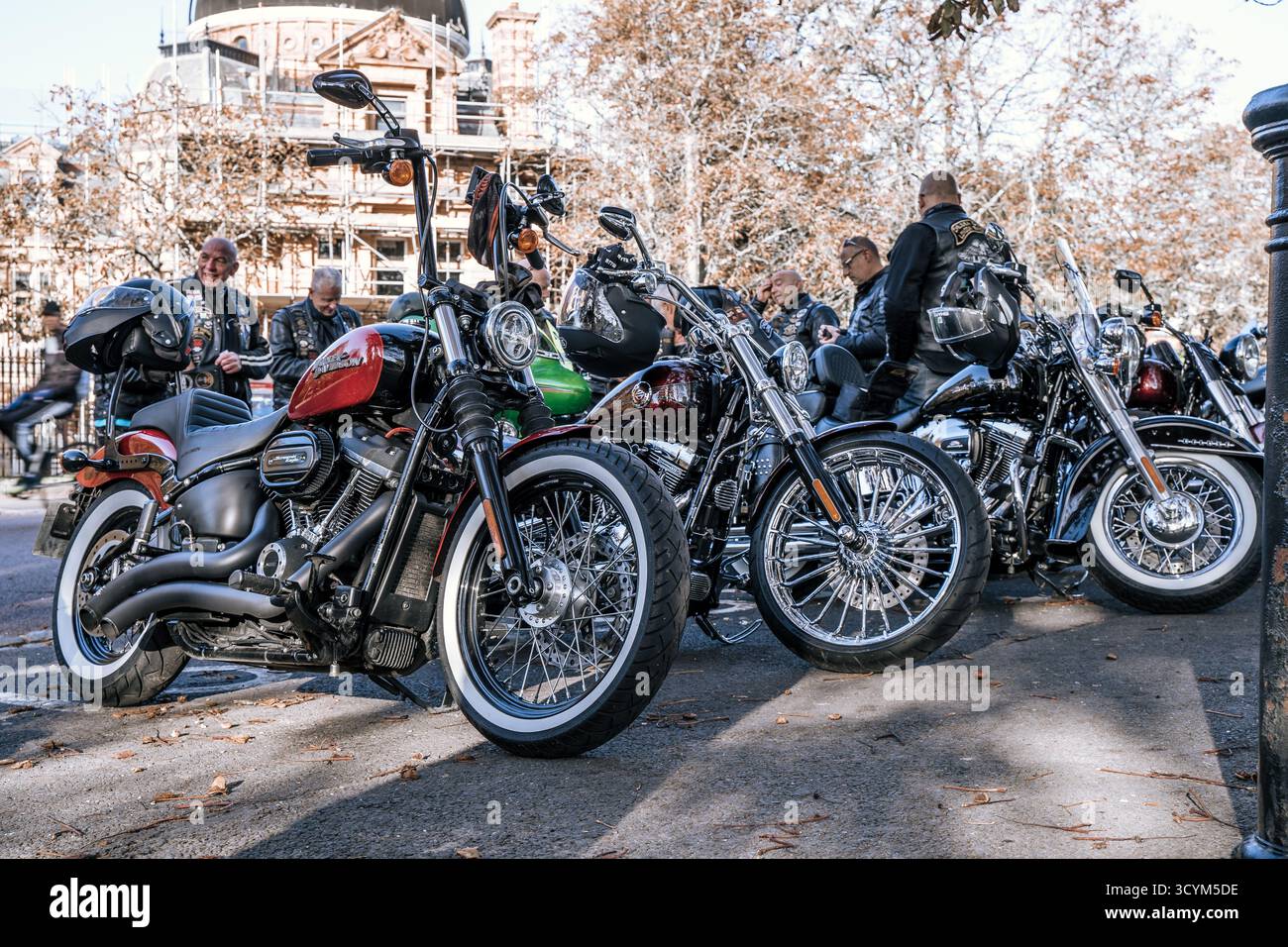 Eine Gruppe von Motorradfahrern versammelt sich mit ihren Fahrrädern in Greenwich, London, um sich auf eine Fahrt entlang der Route zur Küste von Kent vorzubereiten Stockfoto
