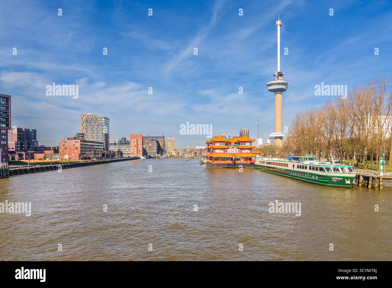 Blick auf den Parkhaven in Rotterdam mit dem Euromast, dem Pannenkoekenboot und dem schwimmenden chinesischen Restaurant und Hotel an einem sonnigen Tag mit blauem Himmel Stockfoto