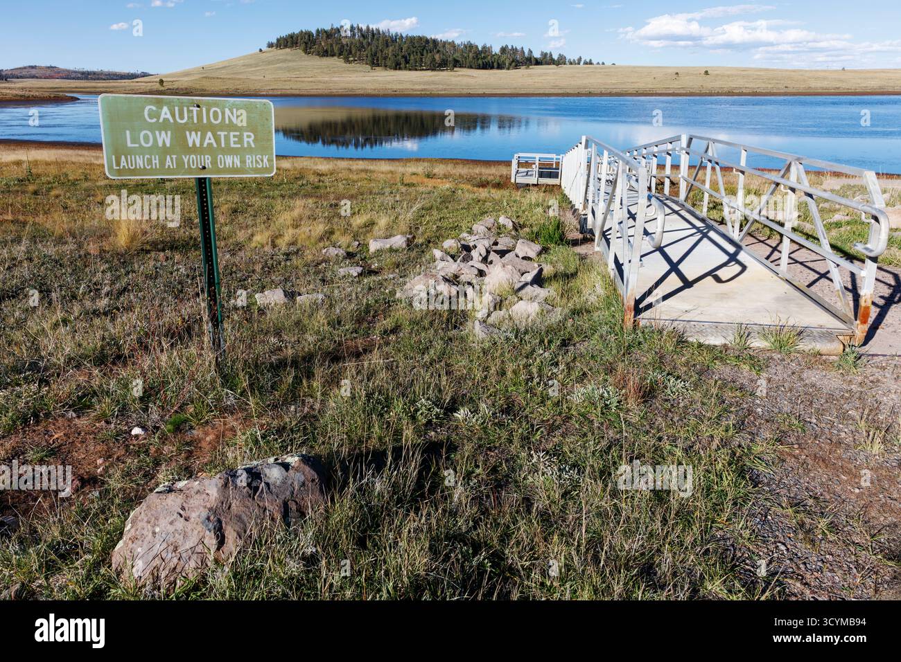 Niedrigwasser auf dem See, Warnschild für den Bootsstart, White Mountains, Greer, Arizona, USA Stockfoto