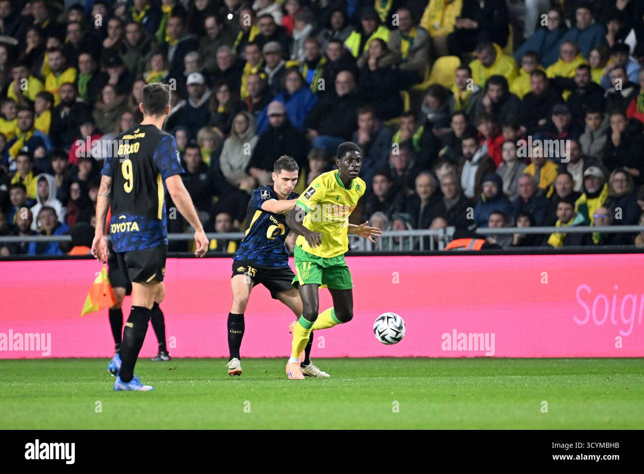Frankreich. Oktober 2025. 15 Romain PERRAUD (losc) - 11 Bahereba GUIRASSY (fcn) während des Ligue 1 McDonald's Spiels zwischen Nantes und Lille im Stade de la Beaujoire am 19. Oktober 2025 in Nantes, Frankreich. ((Foto: Christophe Saidi/FEP/Icon Sport) Credit: Icon Sport/Alamy Live News Stockfoto
