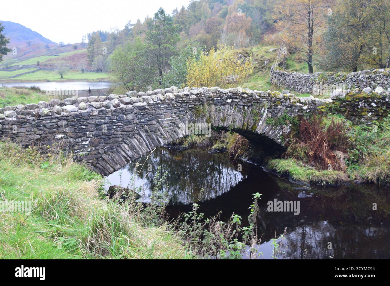 Alte Steinbogenbrücke in Watendlath im englischen Lake District. Stockfoto